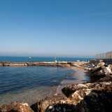 Alla fine dello stabilimento si trova una sorta di �golfo� sabbioso con acqua molto bassa che riflette colori che vanno dal celeste al verde smeraldo. Ed � proprio su questa insenatura che si affaccia l�ultimo stabilimento balneare di Bari, ovvero il Lido del Carabiniere, riservato ai militari dell�Arma